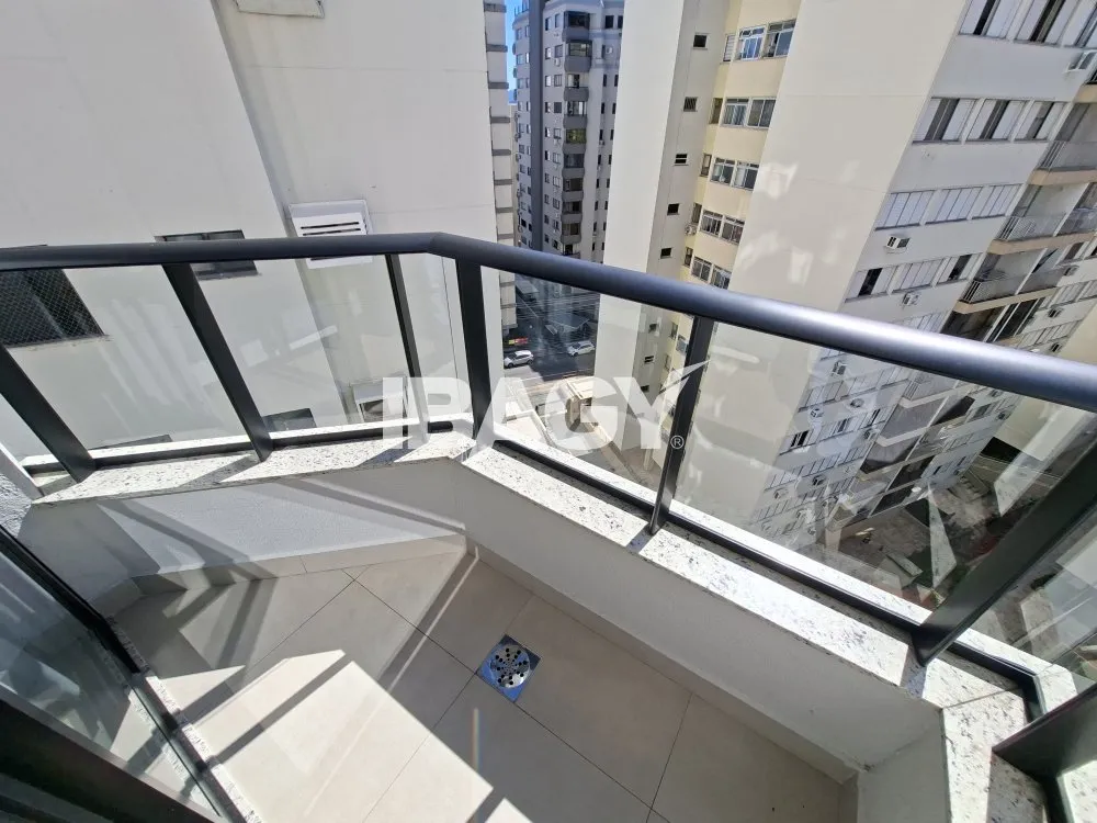 Studio with a glassed-in balcony and open-plan kitchen — photo 101