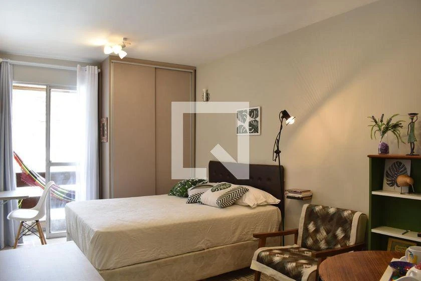 Furnished studio with 1 bedroom and a balcony — photo 3