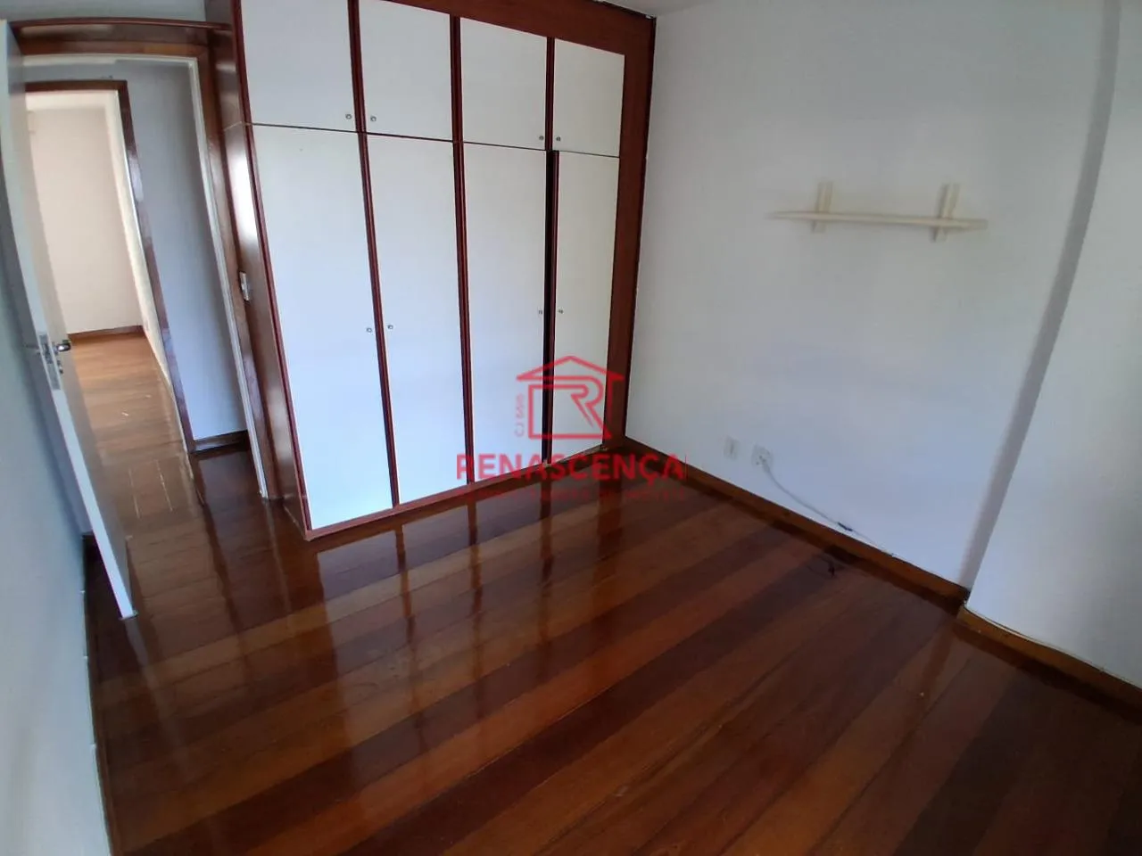 Apartamento sem mobília com 3 quartos, piso de madeira — photo 16