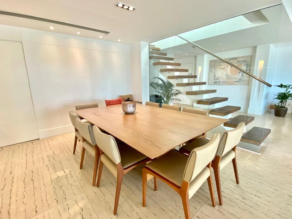 Furnished penthouse with balcony and open-plan kitchen — photo 6