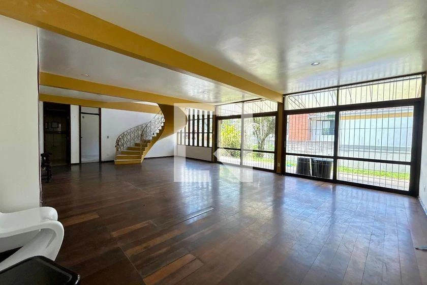 4-bedroom house with a bathtub — photo 13