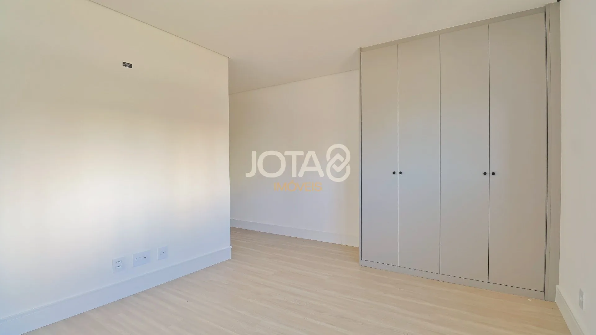 Квартира з 3 спальнями-сюїтами 193 м² і 4 паркомісця — photo 14