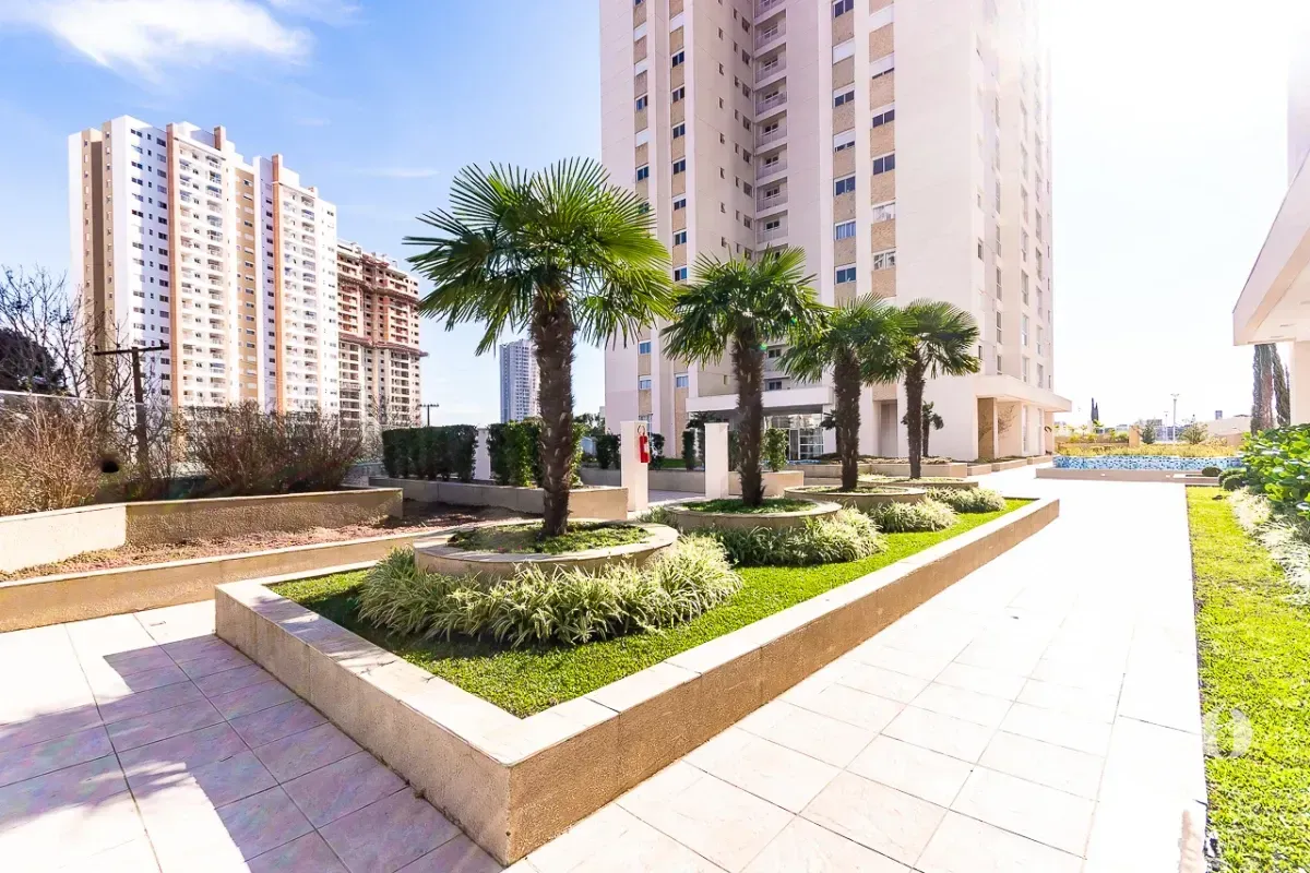 Balcony with a grill in a 4-bedroom apartment, 131 m² — photo 53