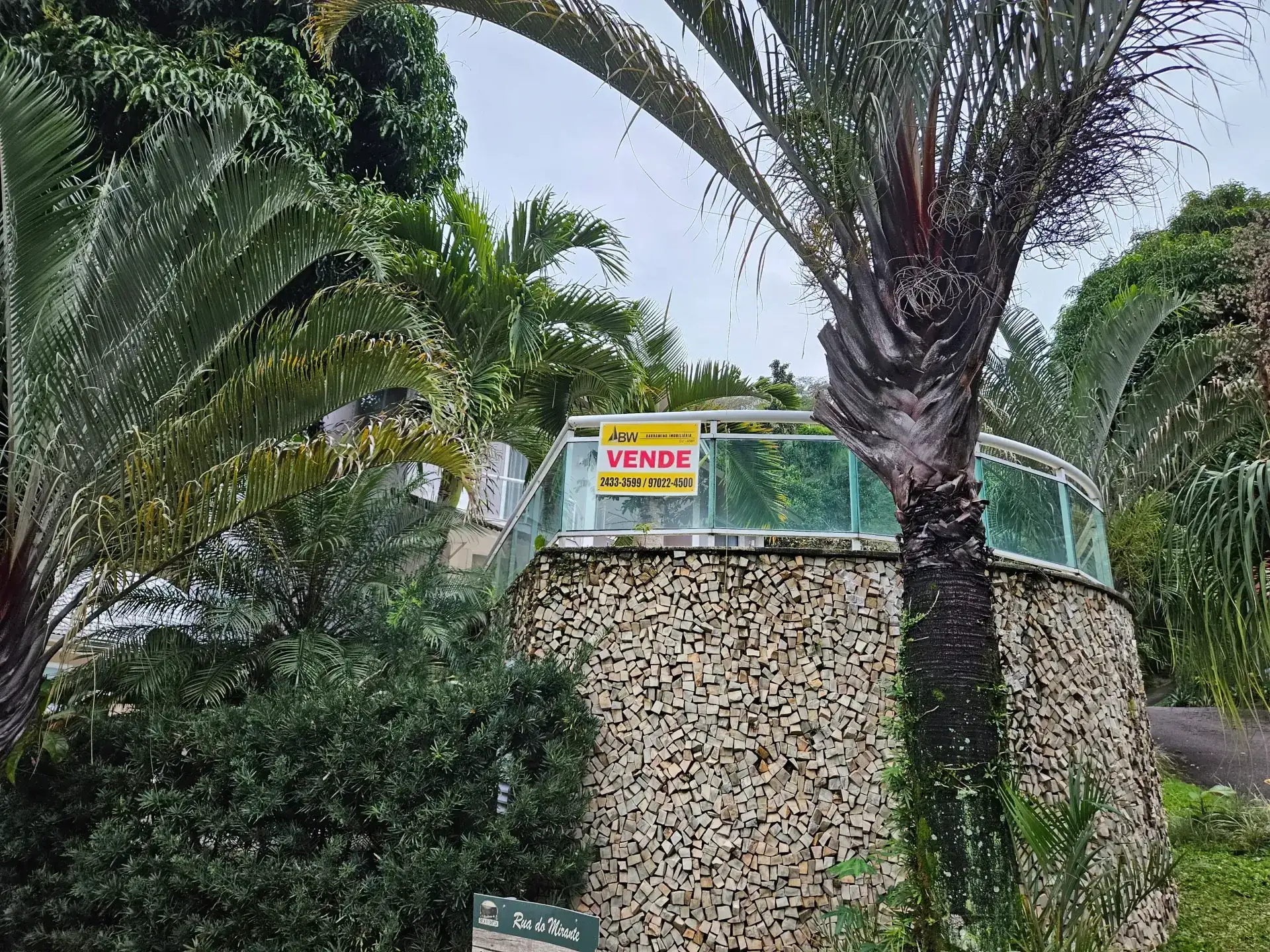 6 quartos e janelas do piso ao teto: casa de 504 m² — photo 33