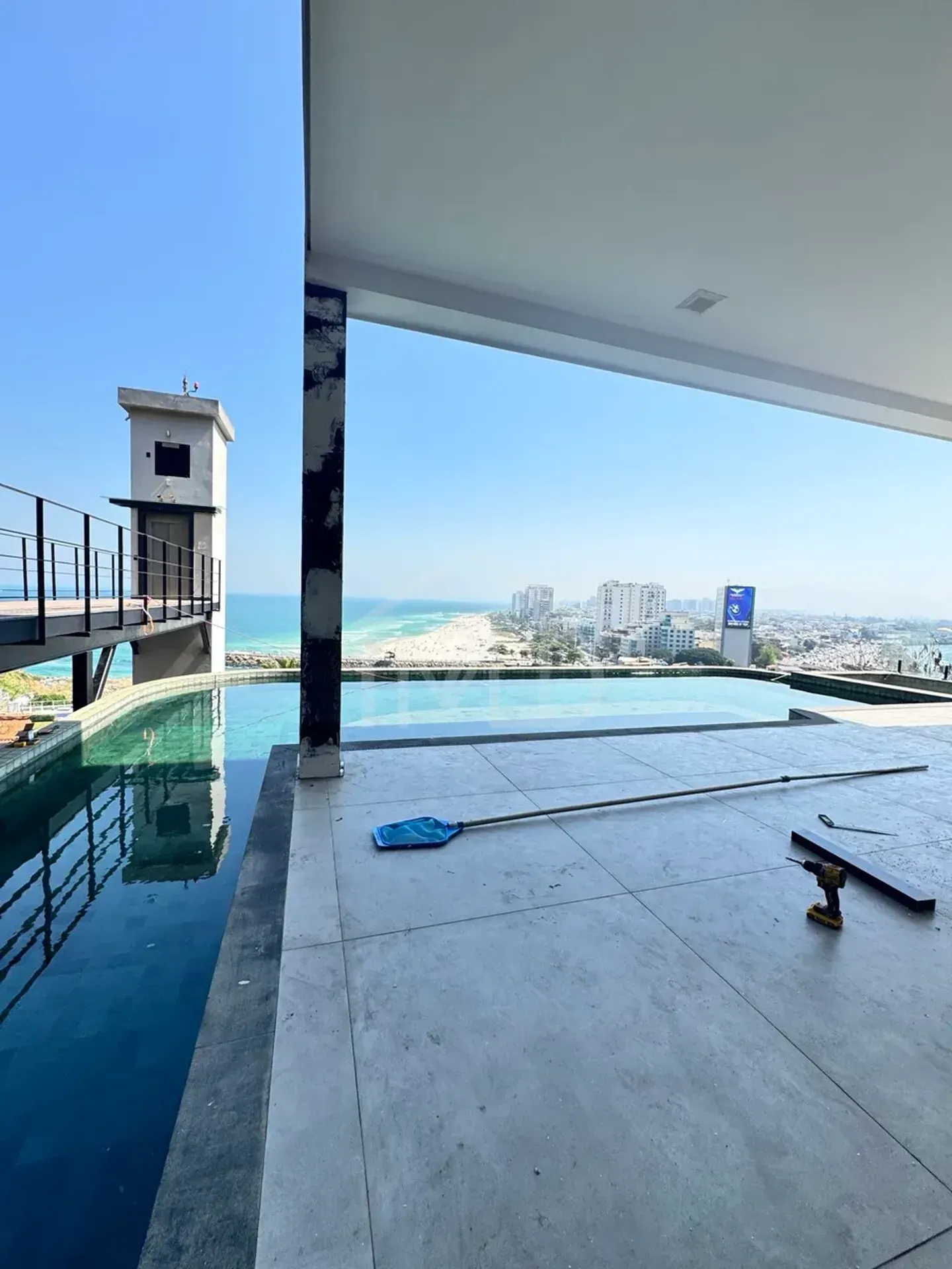 House with 7 en-suite bedrooms and a private balcony — photo 21