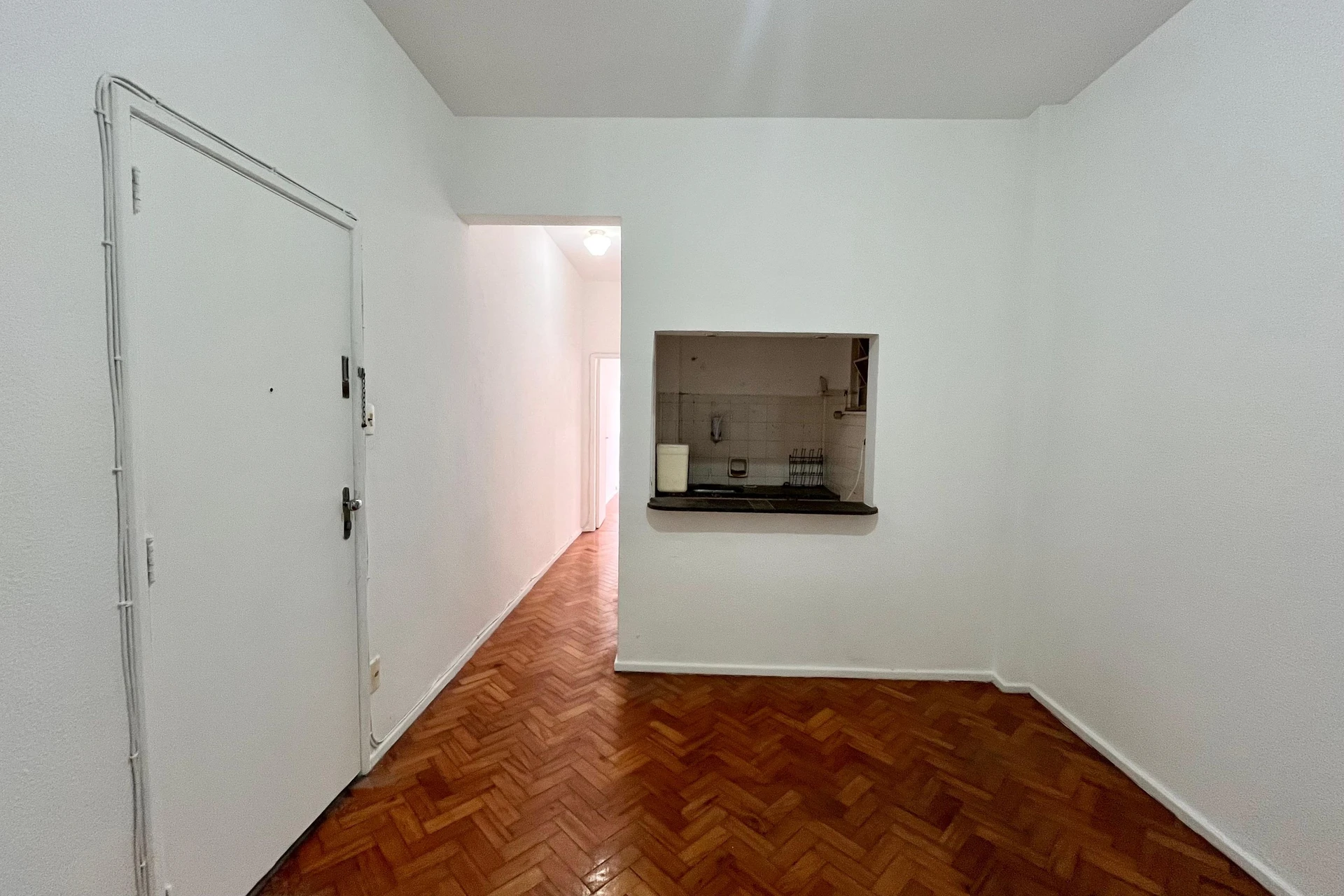 One-bedroom apartment with a mountain view — photo 25