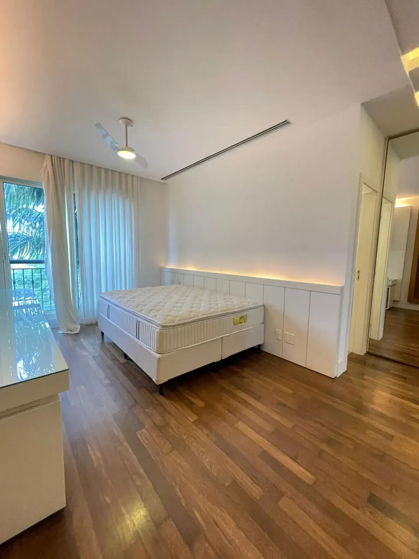 Furnished 3-bedroom apartment with glassed balcony — photo 29