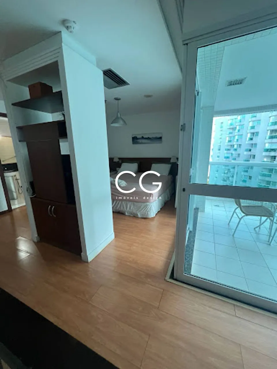 Furnished 1-bedroom apartment with glass-enclosed balcony — photo 8