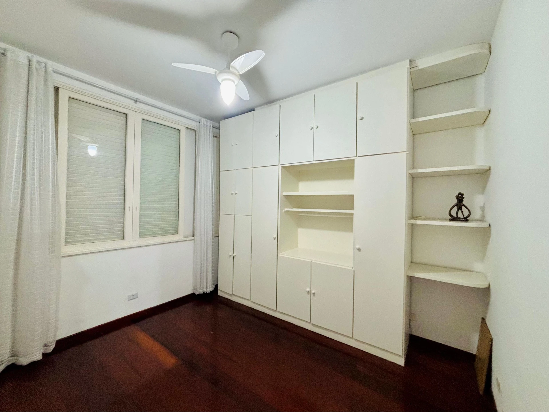 Wood or laminate floors in a 3-bedroom apartment, 110 m² — photo 3
