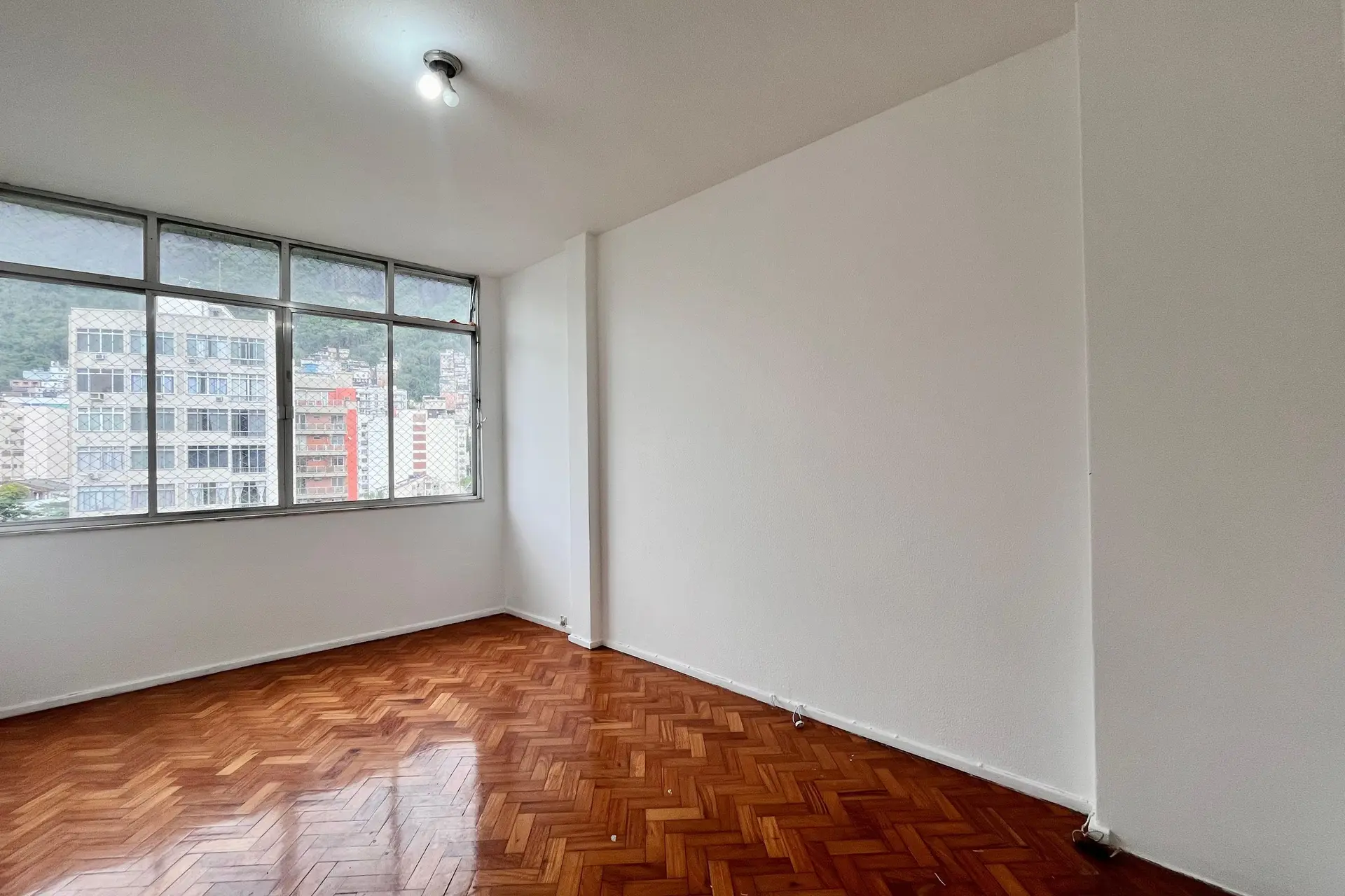 One-bedroom apartment with a mountain view — photo 11