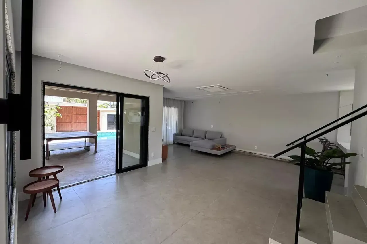 Casa de 4 dormitorios con ventanales de piso a techo — photo 17