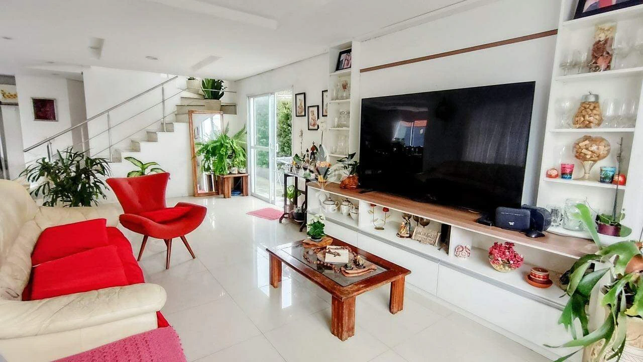 Glass-enclosed balcony in a 4-bedroom house, 400 m² — photo 6