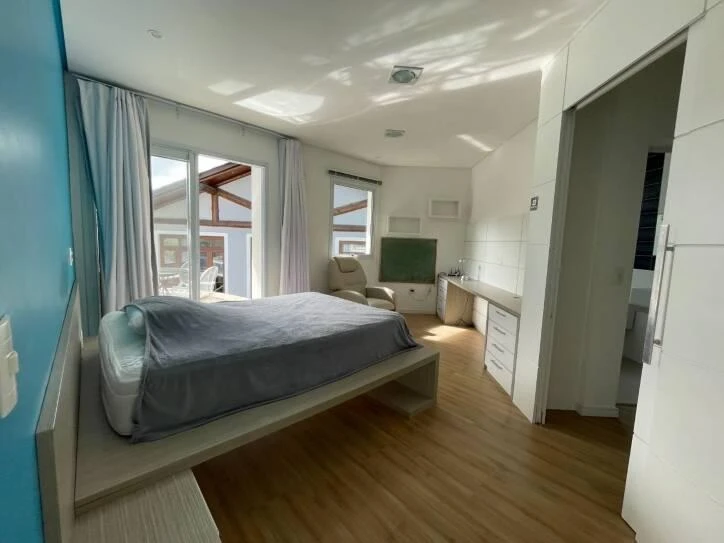 Ventanales de piso a techo y 4 dormitorios: casa de 400 m² — photo 20