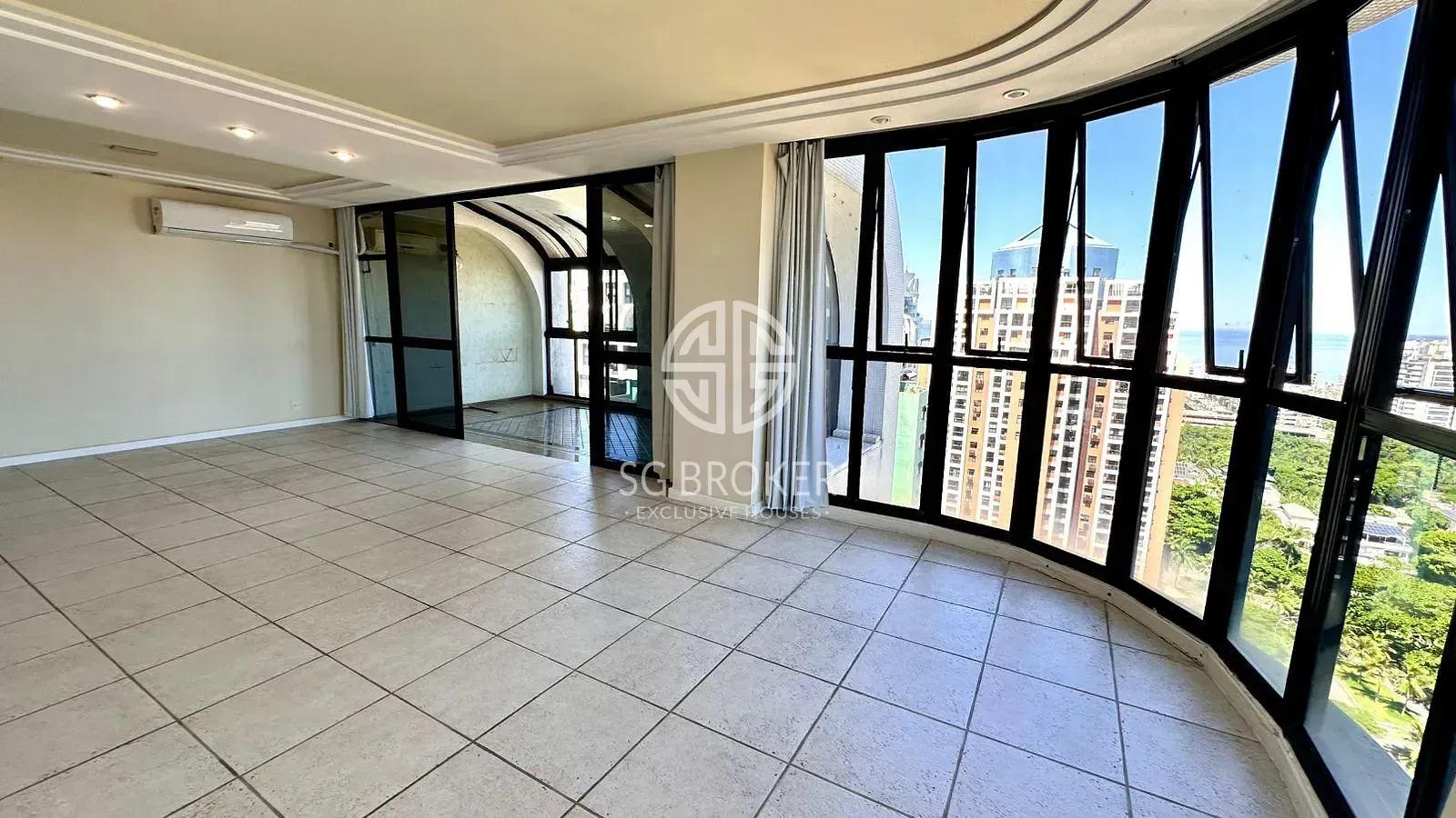 Apartment with 3 bedrooms and 5 bathrooms, with a balcony — photo 5