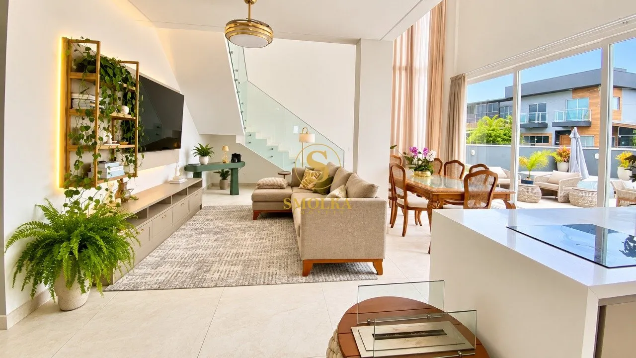 5-bedroom house with floor-to-ceiling windows — photo 9