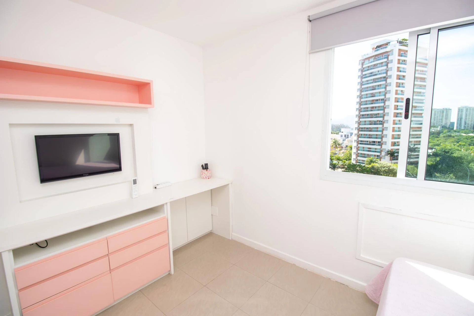 3-bedroom apartment with a glass-enclosed balcony — photo 6