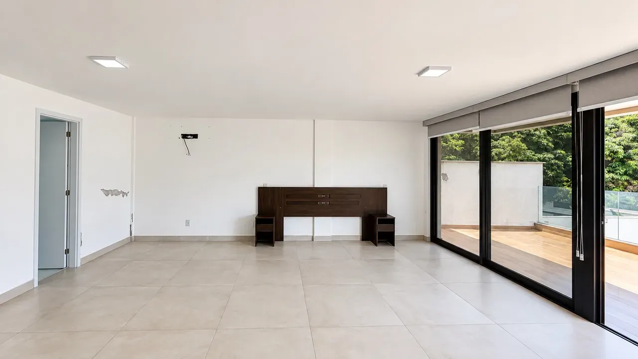 House, 360 m², with floor-to-ceiling windows — photo 23