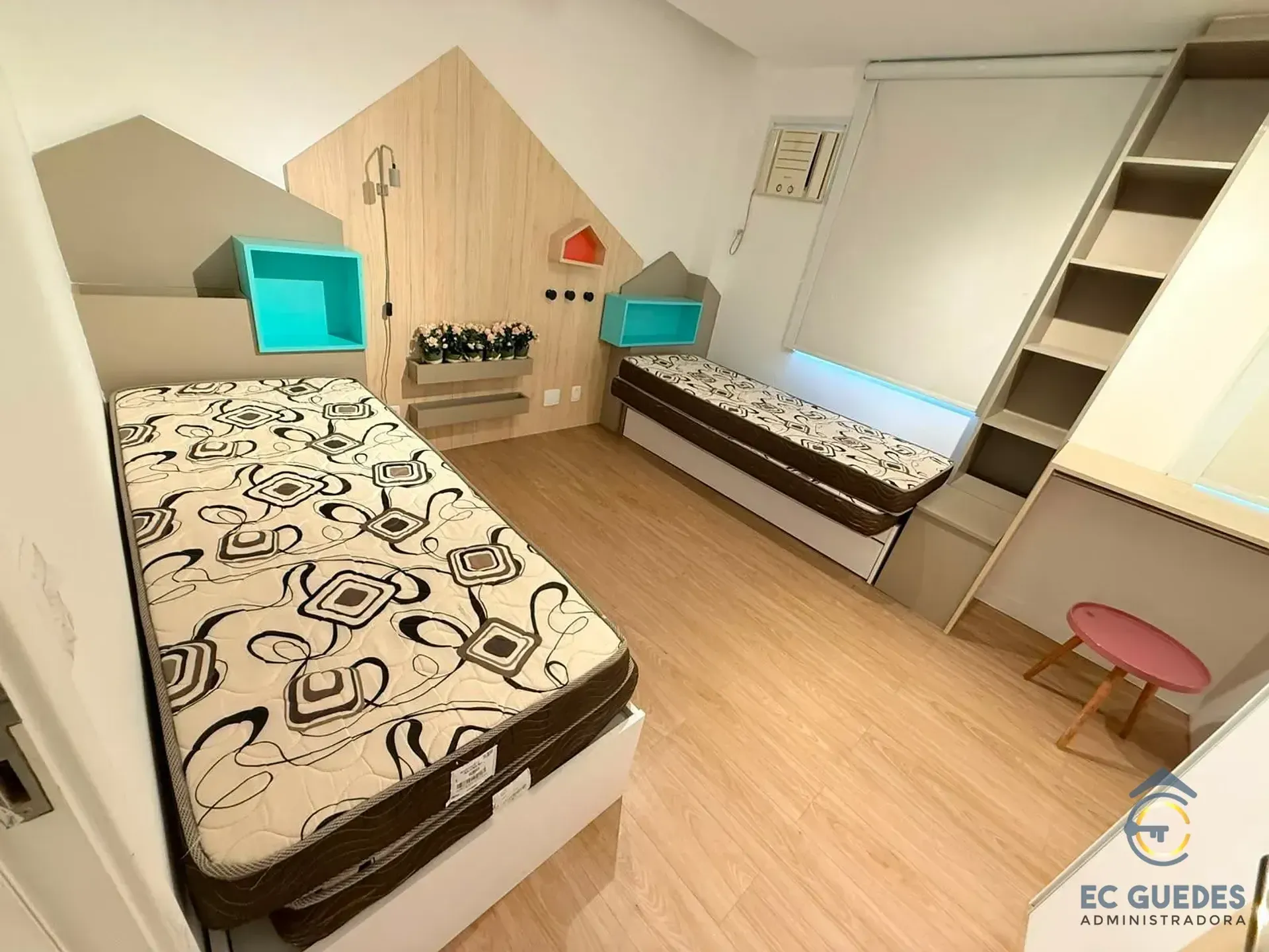 Furnished 3-bedroom apartment with glassed balcony — photo 42