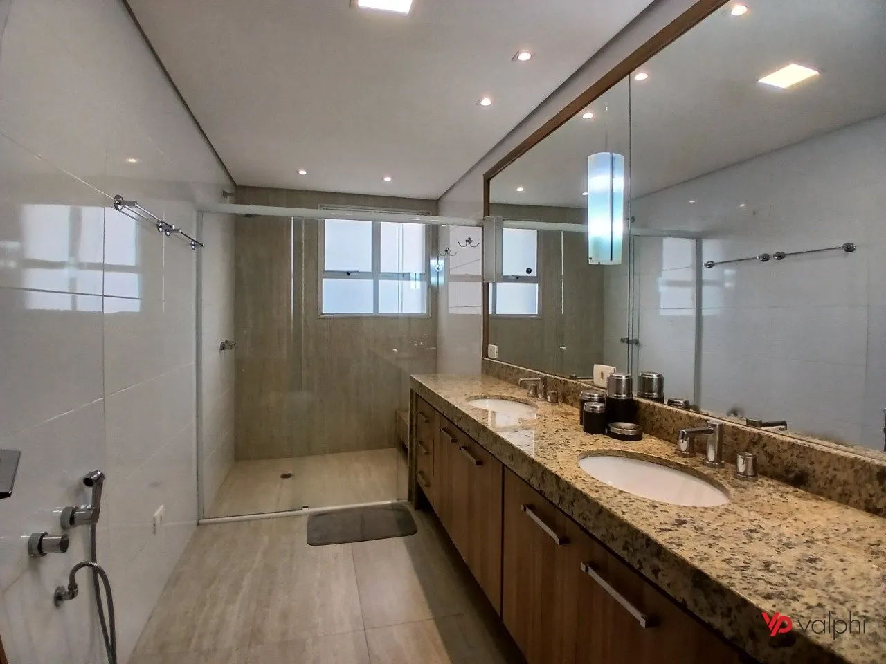 4-bedroom apartment with a walk-in closet in Curitiba — photo 12