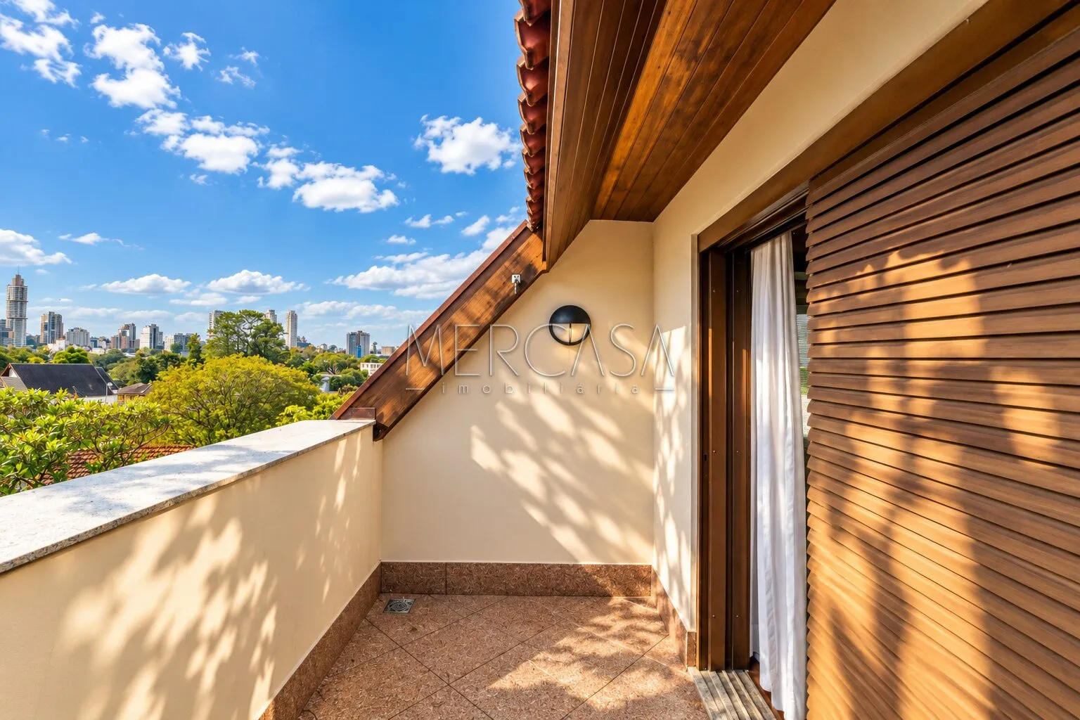 3-bedroom house with a bathtub in Curitiba — photo 75
