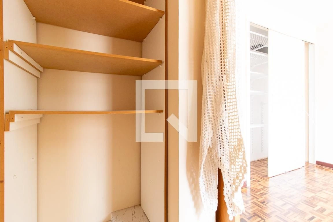 Apartamento de 3 quartos com piso de madeira ou laminado — photo 10