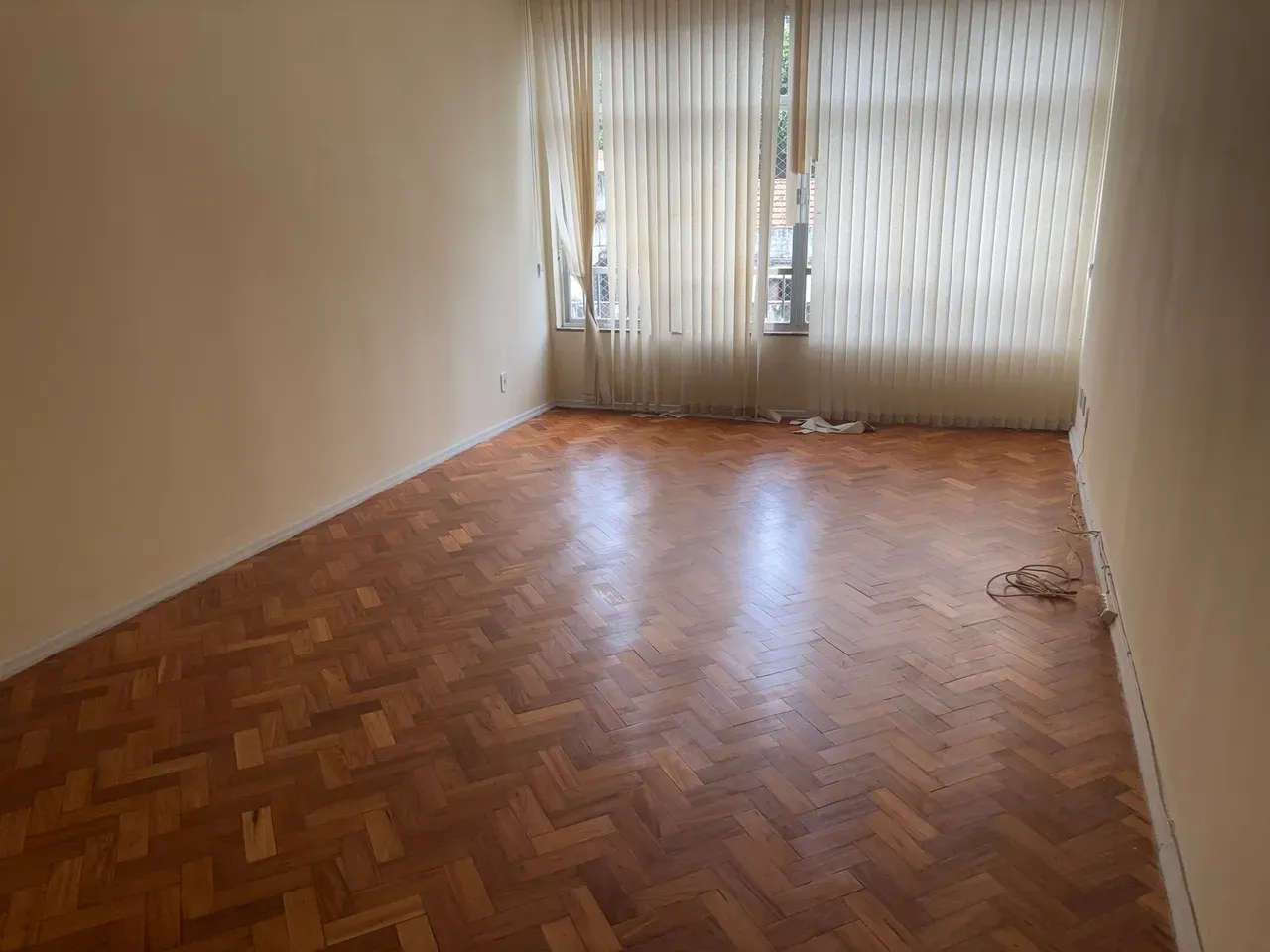 Wood or laminate floors in a 3-bedroom apartment, 100 m² — photo 8
