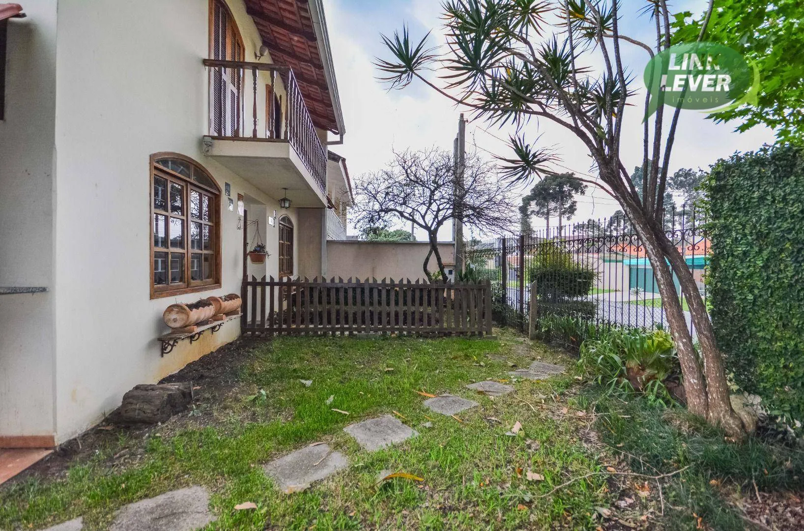 164 m² house with a fireplace and a grill on the balcony — photo 67
