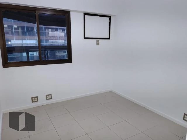 Glass-enclosed balcony in a 4-bedroom apartment, 143 m² — photo 26