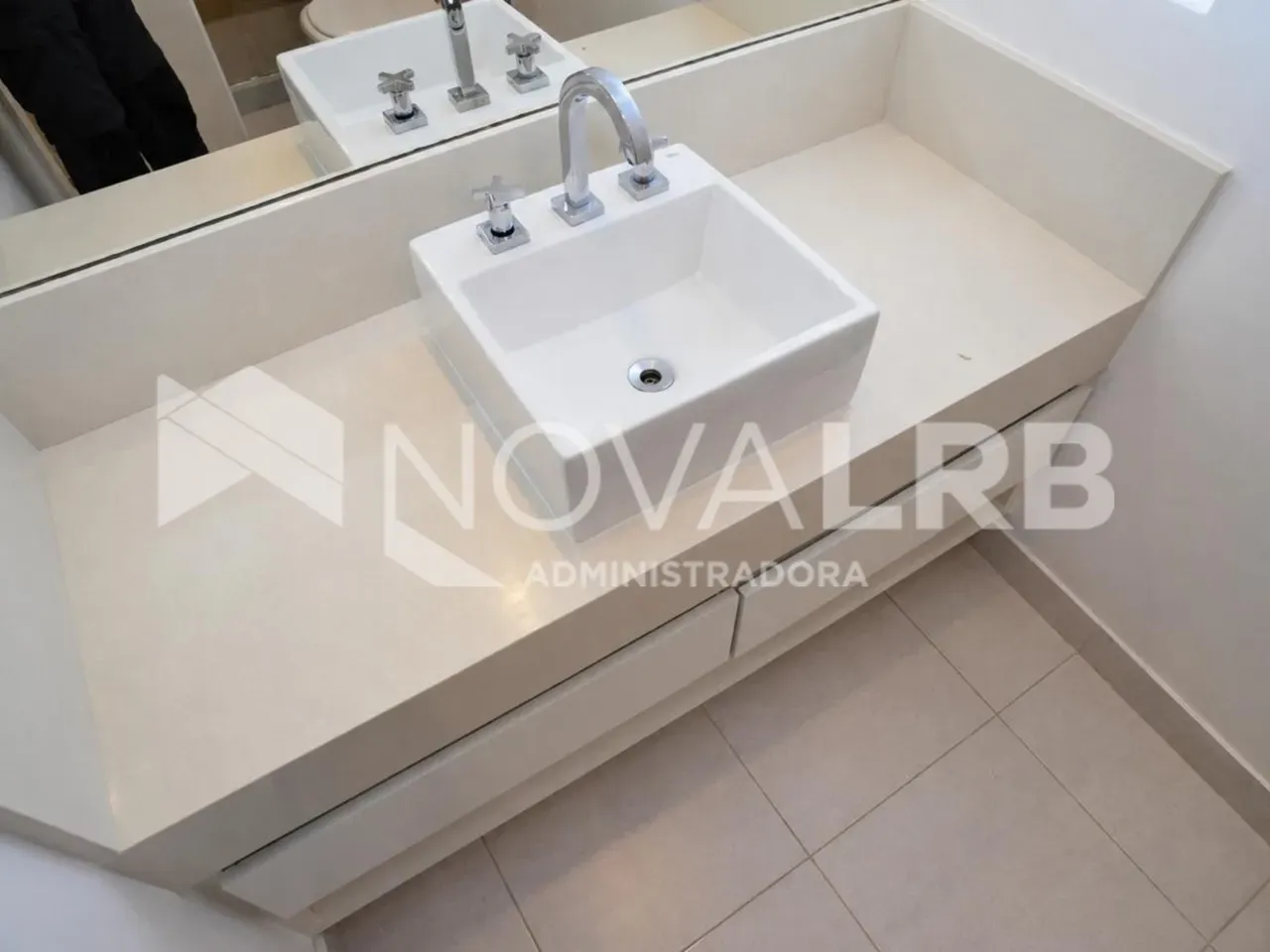 4-bedroom apartment with enclosed glass balcony — photo 51
