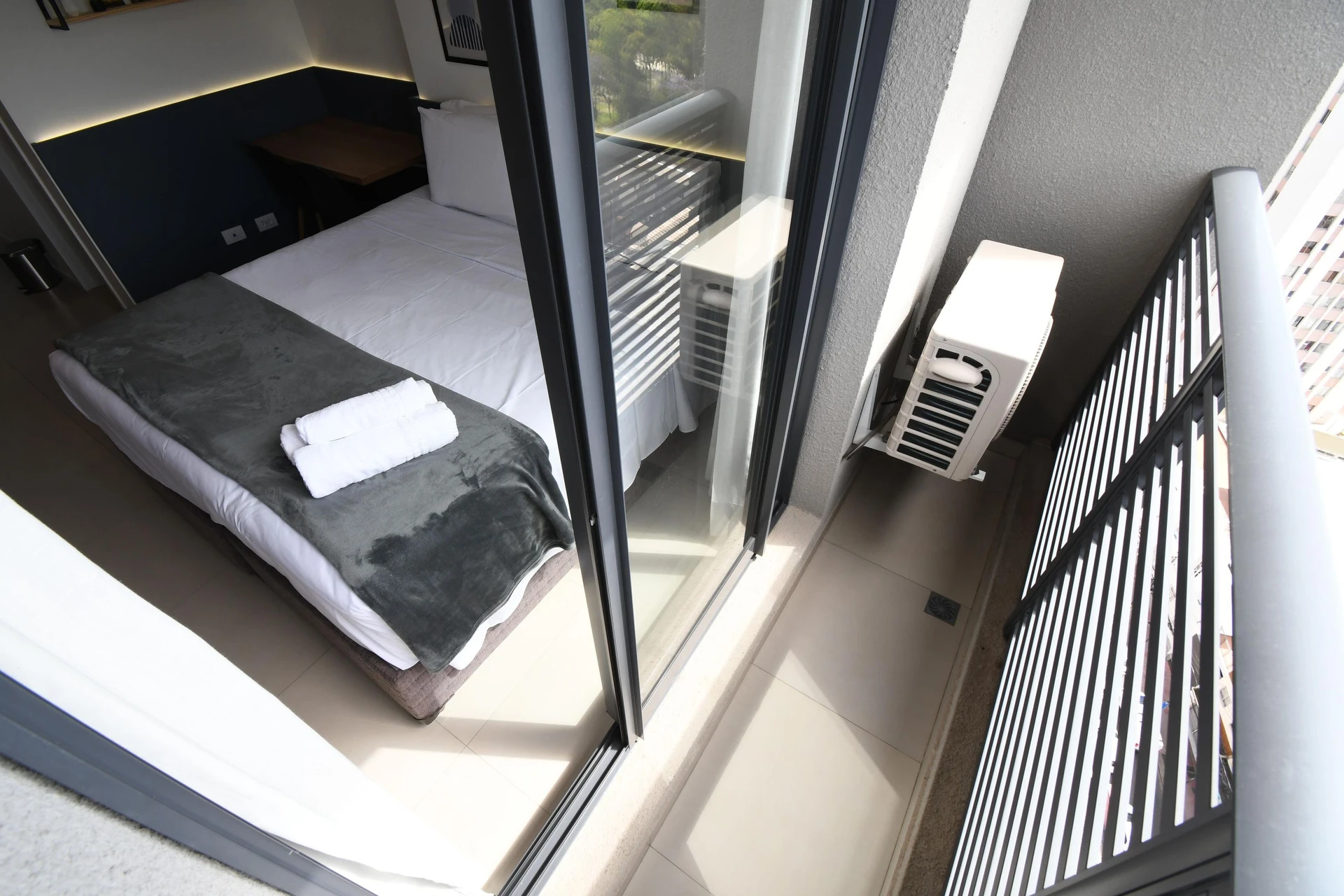 Furnished studio, 25 m², with floor-to-ceiling windows — photo 14