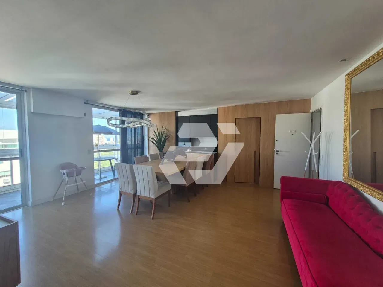 Furnished 4-bedroom apartment with building pool — photo 2