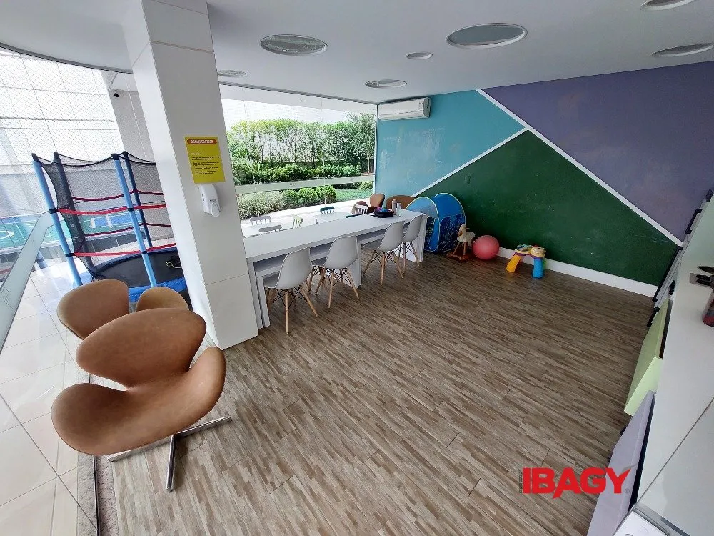 4-bedroom apartment in a building with a pool — photo 17