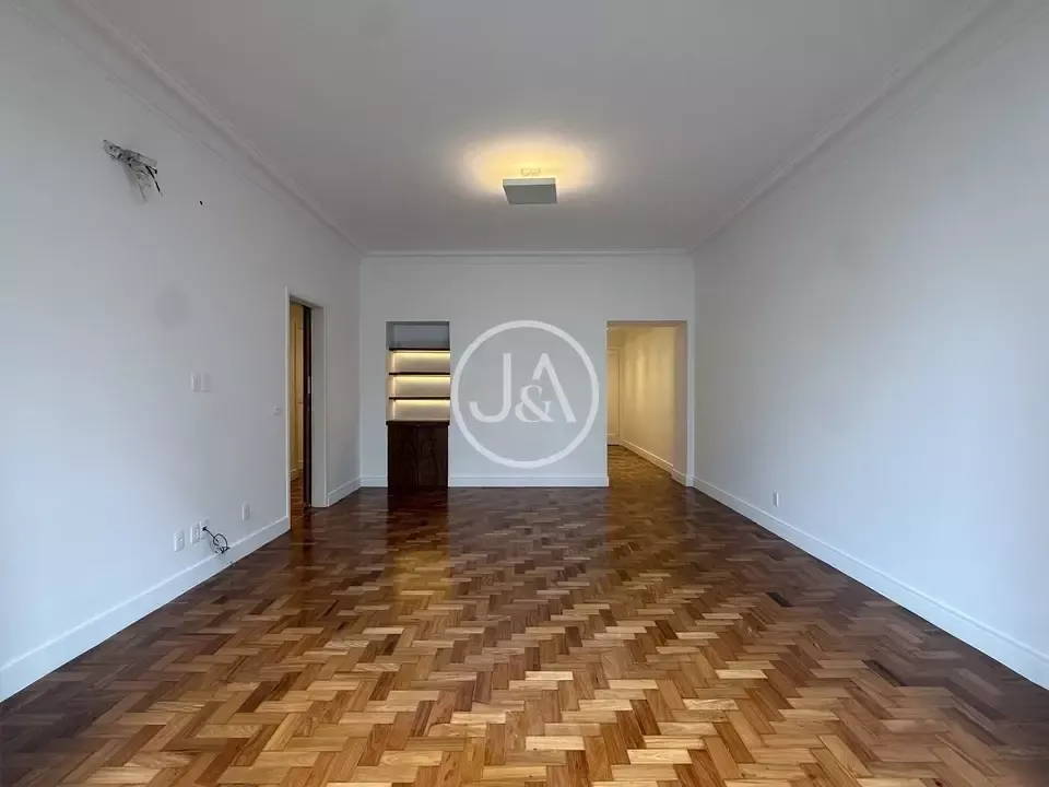 Apartment, 127 m², with wood or laminate floors — photo 11