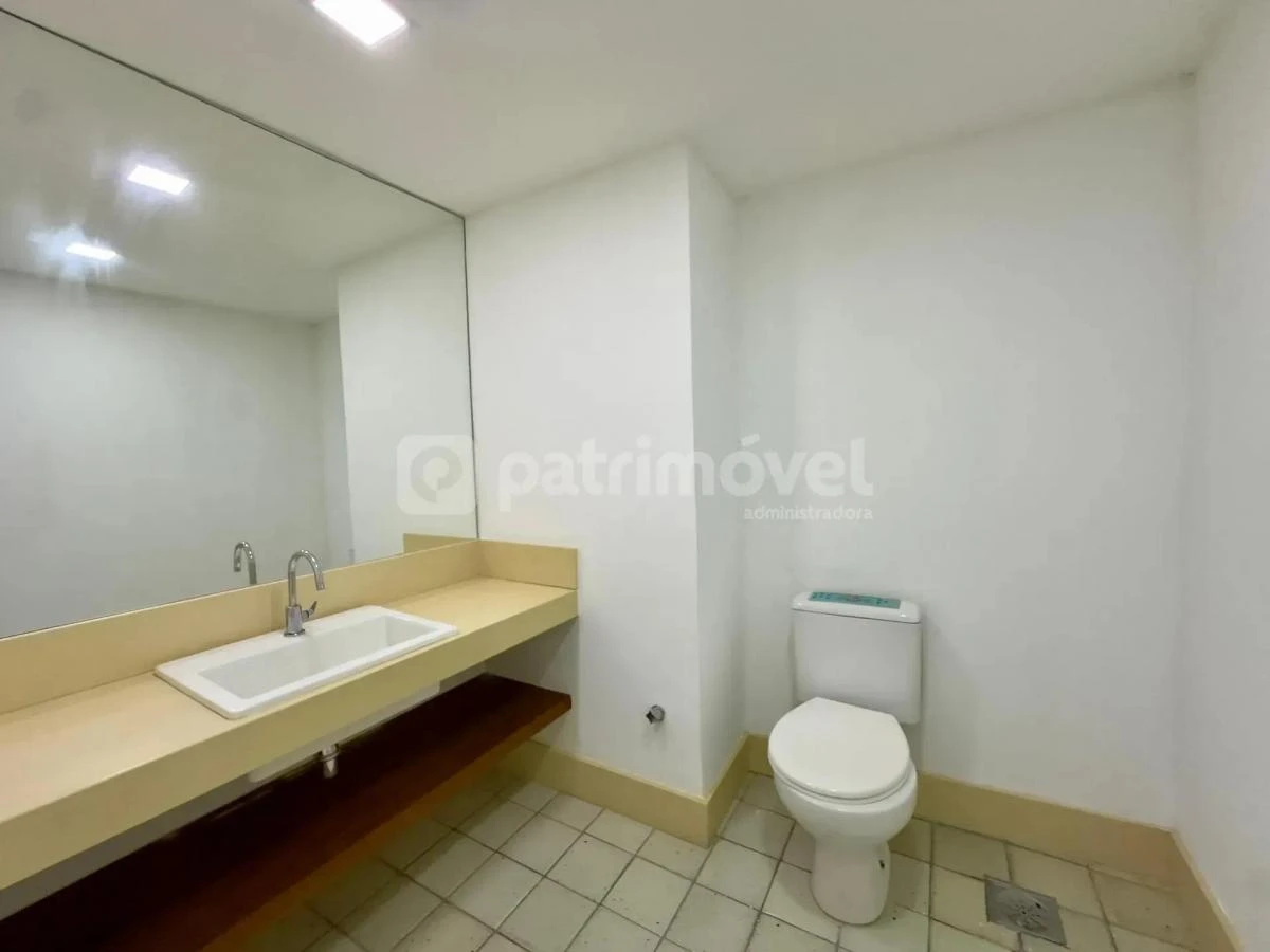 629 m² apartment with a separate kitchen and 3 bathrooms — photo 32