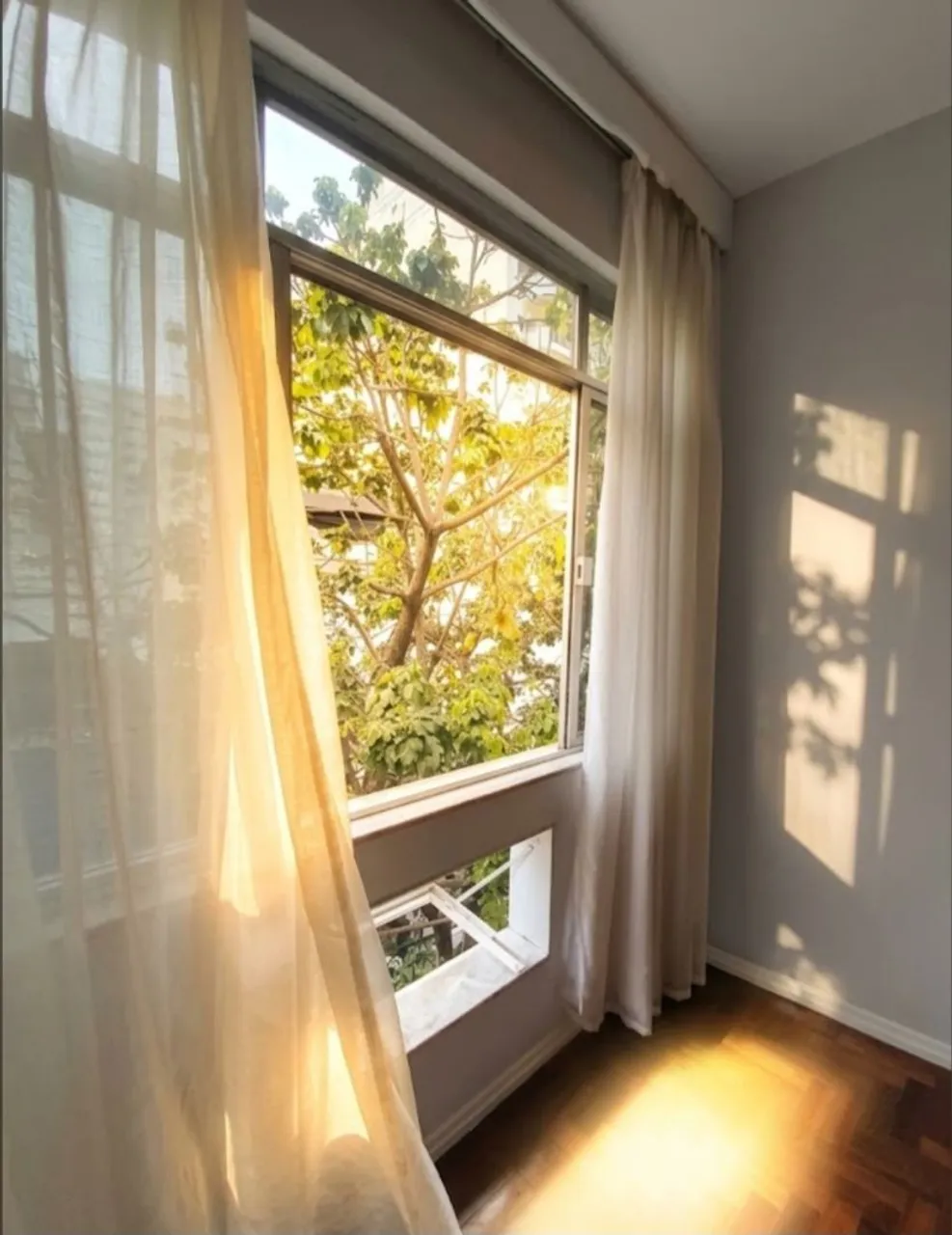 Wood or laminate floors in a one-bedroom apartment, 62 m² — photo 9