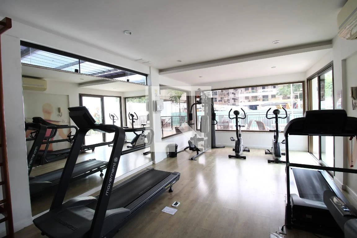 Furnished 2-bedroom apartment with glass balcony — photo 21