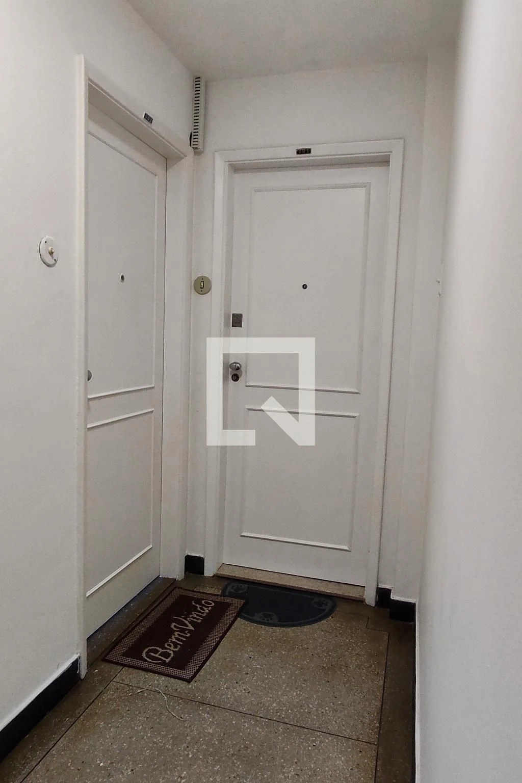Unfurnished 1-bedroom apartment with a separate kitchen — photo 11