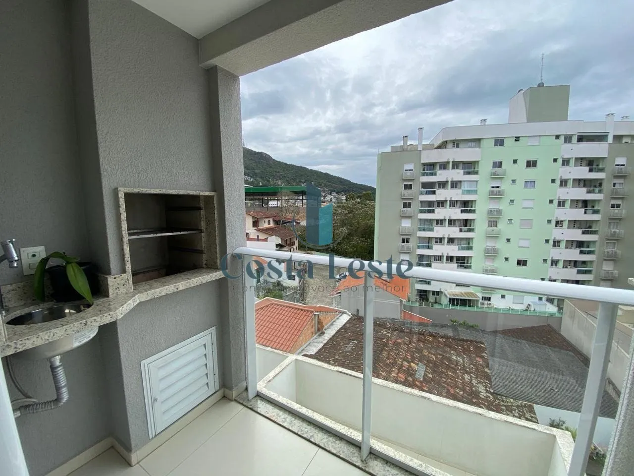 Balcony with a grill in a one-bedroom apartment, 39 m² — photo 3