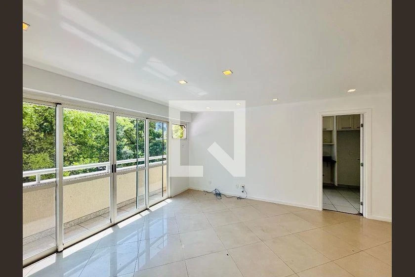 3-bedroom apartment in a building with a pool