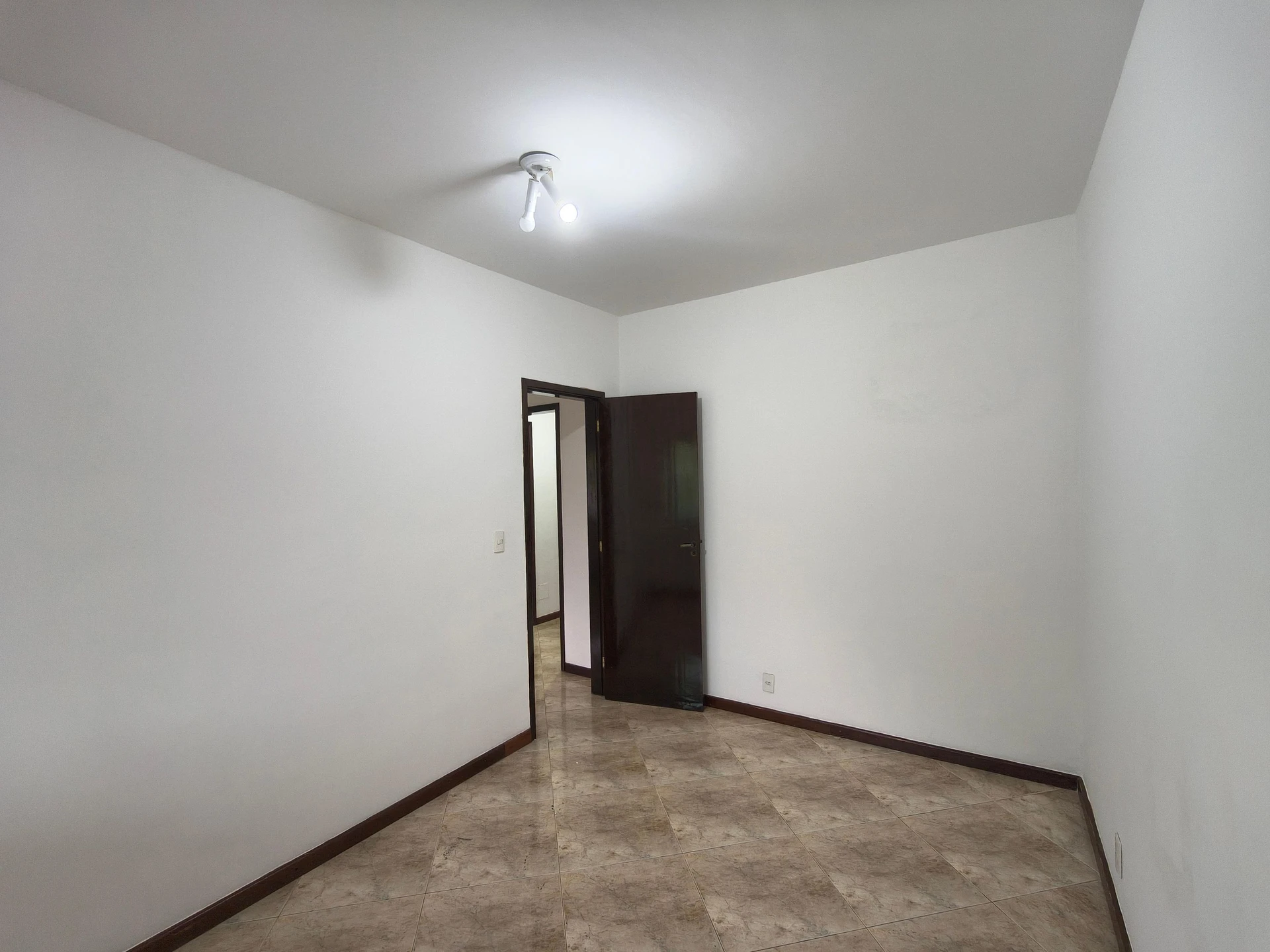 House with 3 bedrooms and an enclosed balcony — photo 34