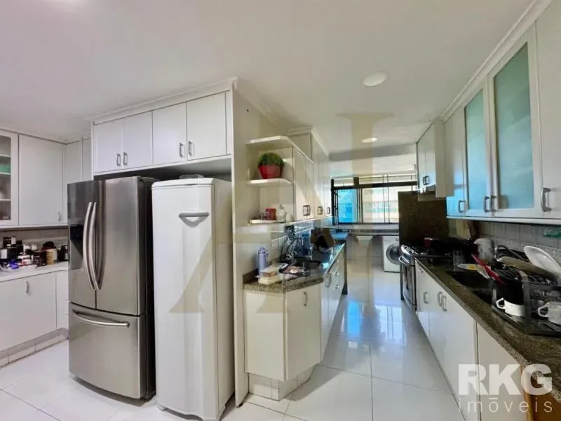Furnished apartment with 4 bedrooms and water and city views — photo 23