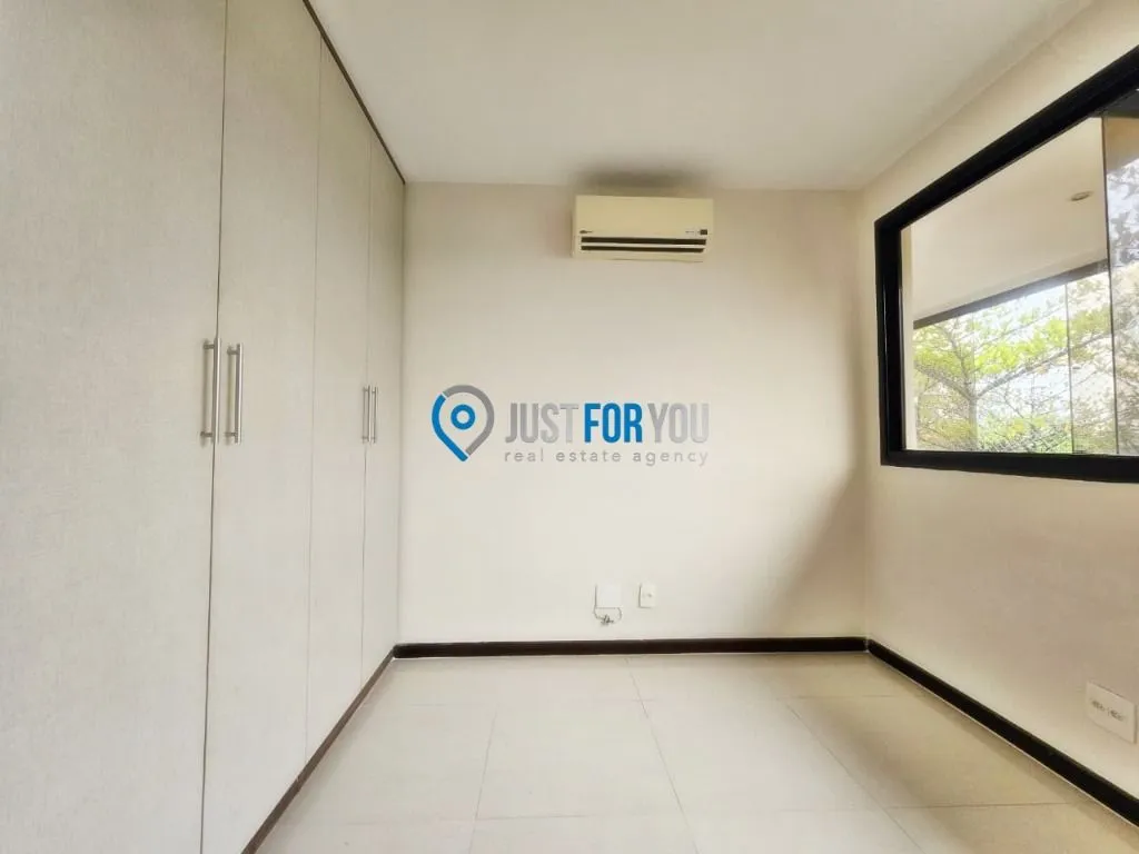 Apartamento com 3 dormitórios e varanda fechada de vidro — photo 18