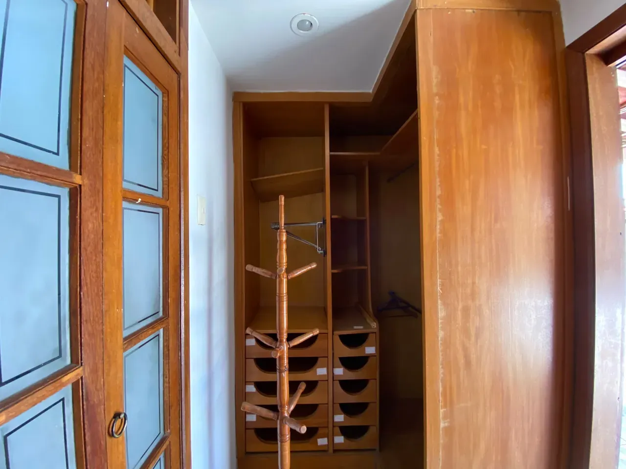 Walk-in closet in a 3-bedroom apartment, 153 m² — photo 9