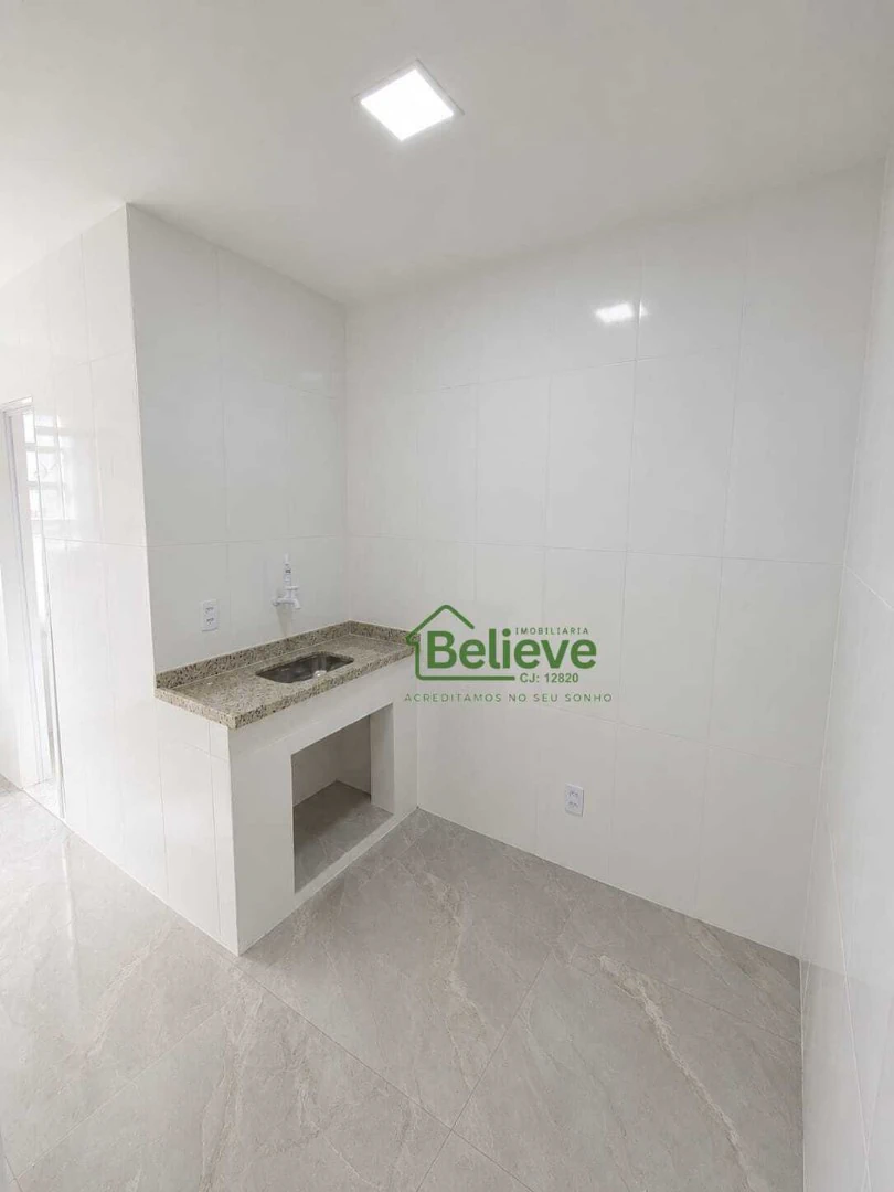 Casa reformada com 1 quarto e piso de cerâmica