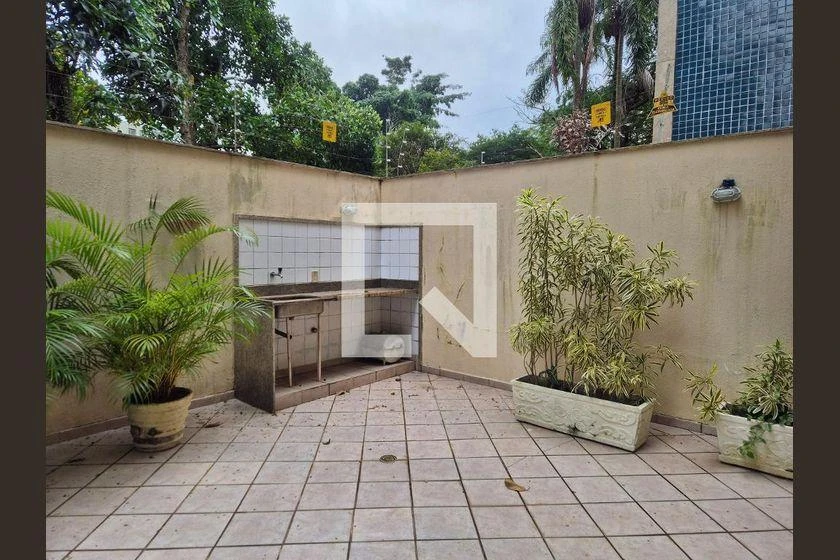 3-bedroom apartment in a building with a pool — photo 32