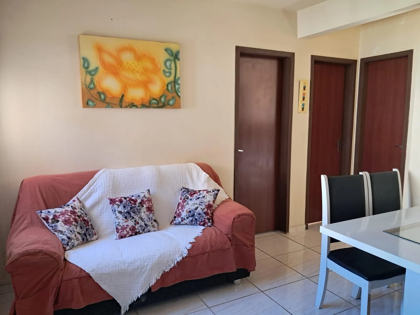 Apartamento mobiliado com 2 quartos e cozinha fechada a gás