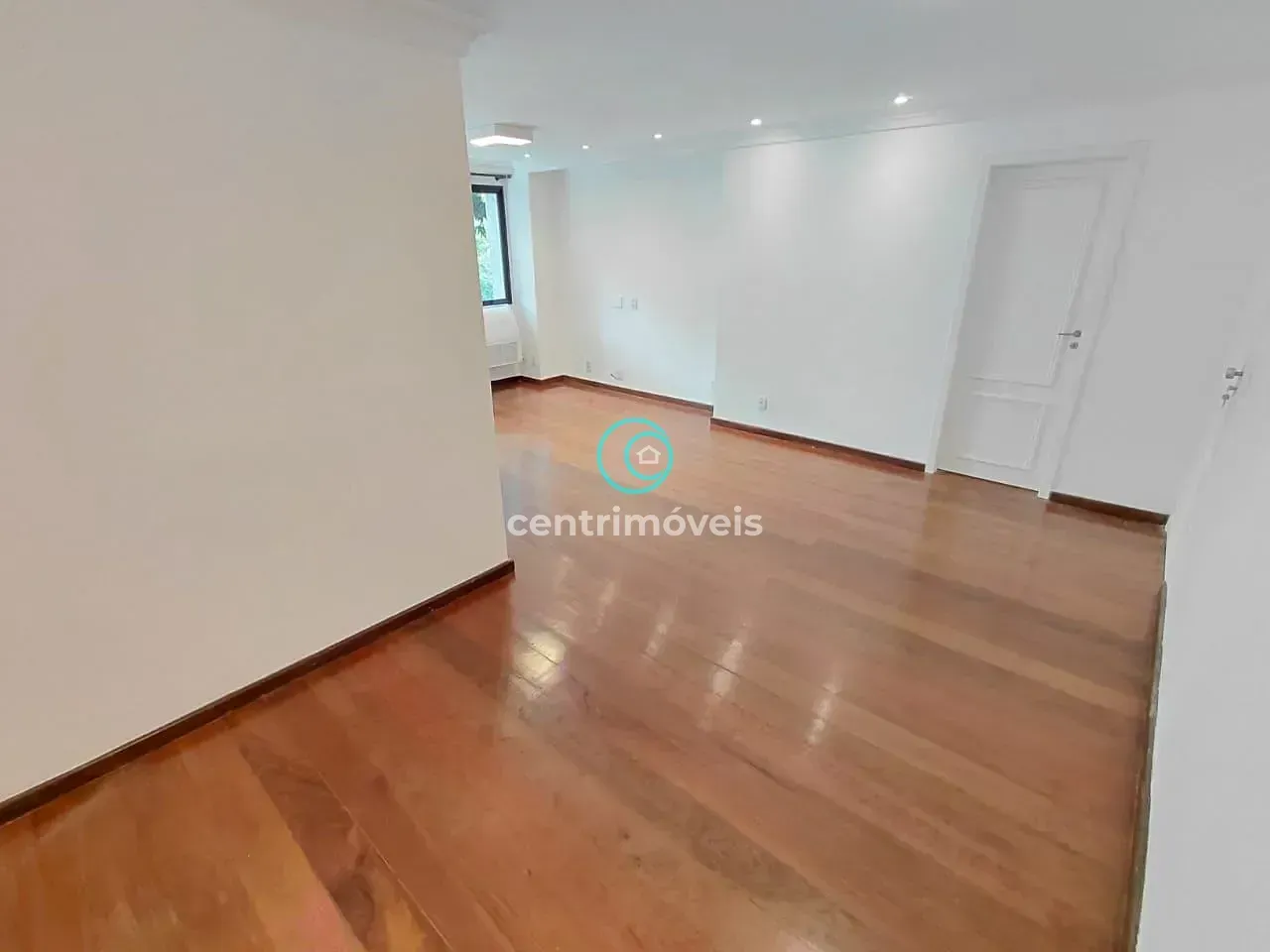 3-bedroom apartment with a walk-in closet — photo 4