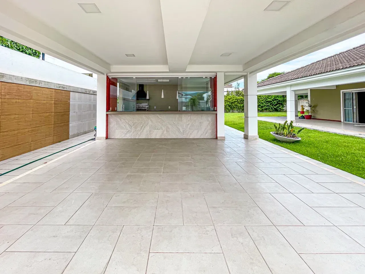 600 m² house with a bathtub and floor-to-ceiling windows