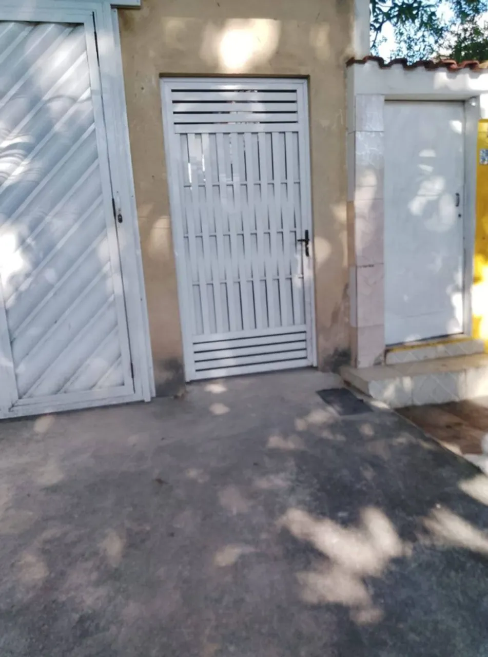 Casa kitnet com 1 quarto e 1 banheiro e vaga de carro