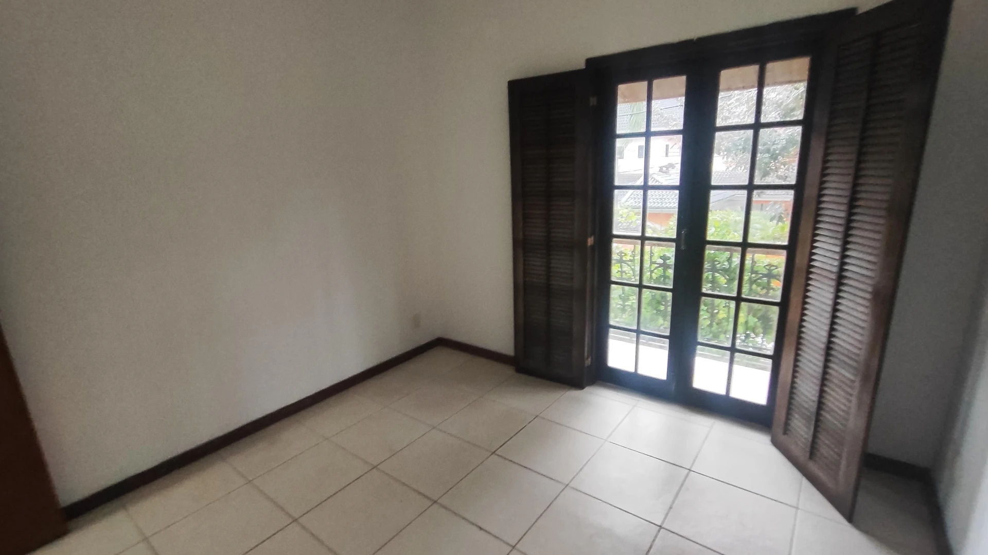 House with 3 bedrooms, 1 en-suite and 4 bathrooms — photo 44